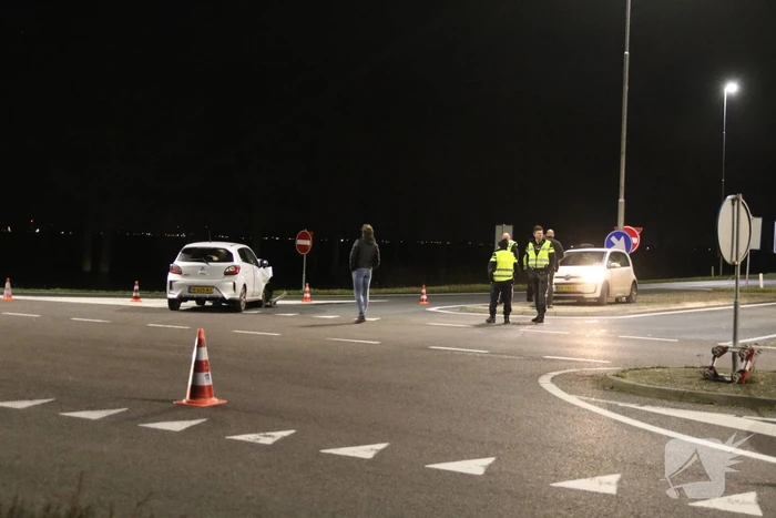 Botsing tussen twee auto's onderaan snelweg