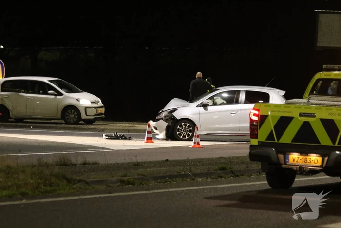 Botsing tussen twee auto's onderaan snelweg