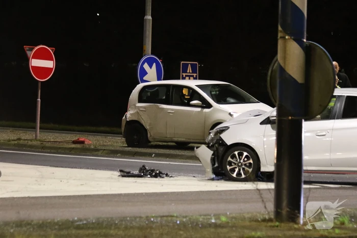Botsing tussen twee auto's onderaan snelweg