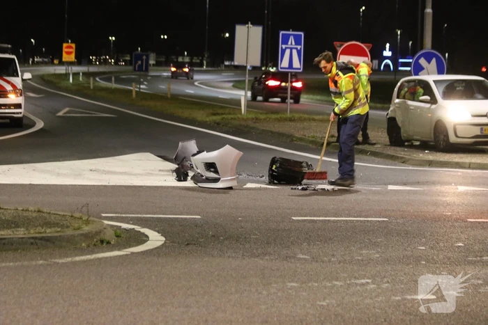 Botsing tussen twee auto's onderaan snelweg