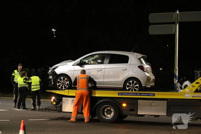 Botsing tussen twee auto's onderaan snelweg