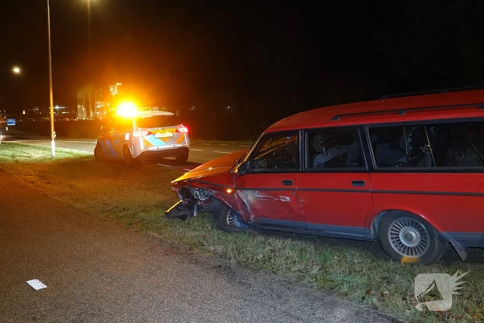 Auto botst op brugleuning
