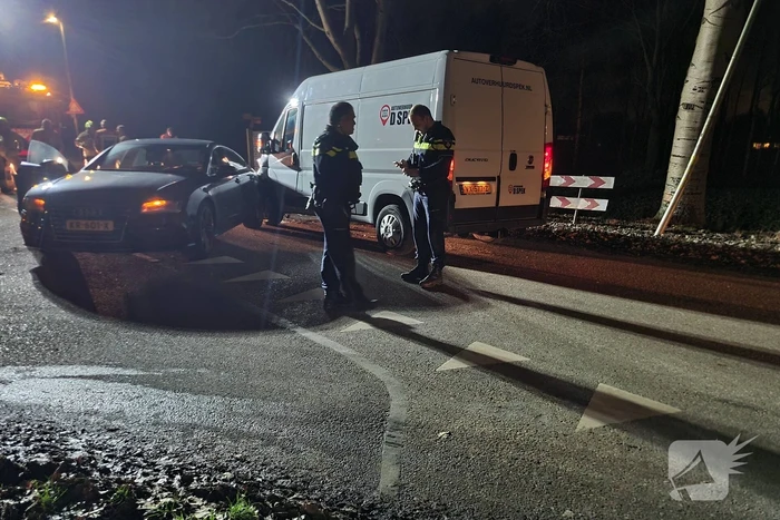 Auto en bestelbus in botsing op kruising