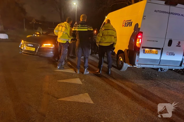 Auto en bestelbus in botsing op kruising