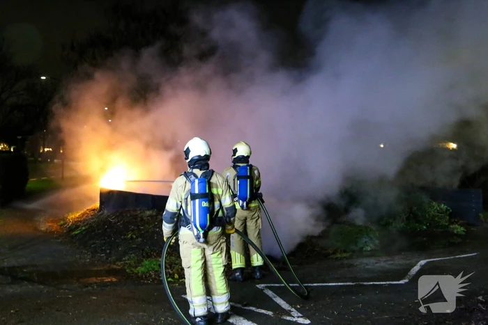 Grote hoop met tuinafval in brand