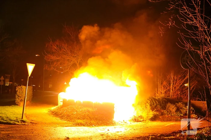 Grote hoop met tuinafval in brand