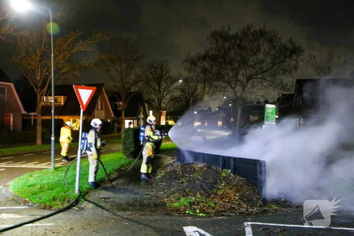 Grote hoop met tuinafval in brand