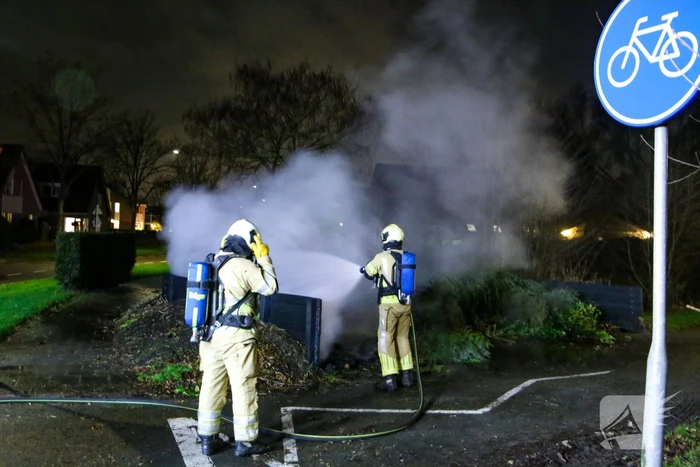 Grote hoop met tuinafval in brand
