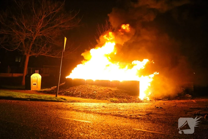 Grote hoop met tuinafval in brand