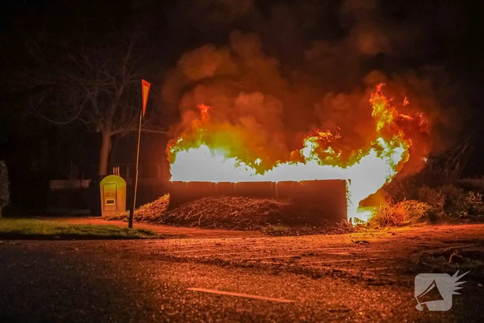 Grote hoop met tuinafval in brand