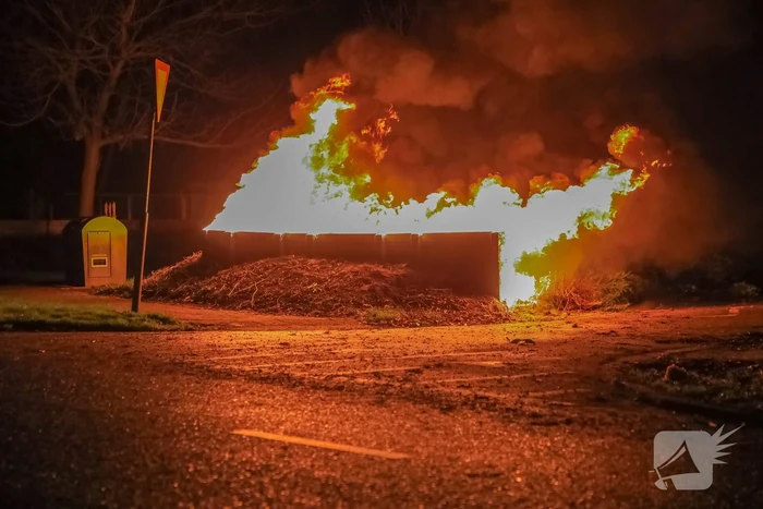 Grote hoop met tuinafval in brand