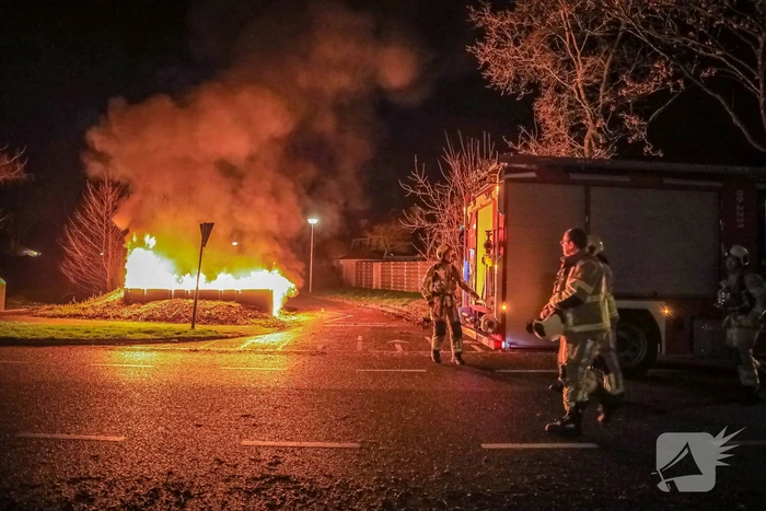 Grote hoop met tuinafval in brand