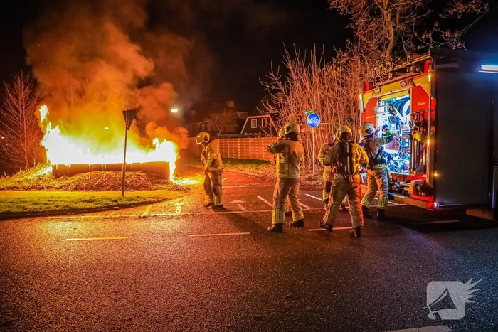 Grote hoop met tuinafval in brand