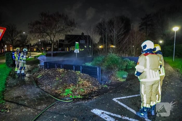 Grote hoop met tuinafval in brand