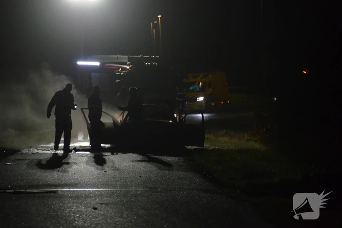 Auto volledige uitgebrand, bestuurder zwaargewond