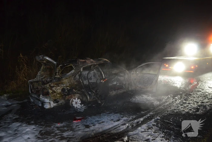 Auto volledige uitgebrand, bestuurder zwaargewond