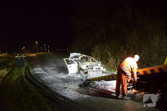 Auto volledige uitgebrand, bestuurder zwaargewond