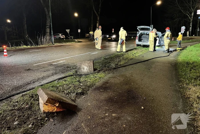 Maaltijdbezorger raakt met personenauto van de weg