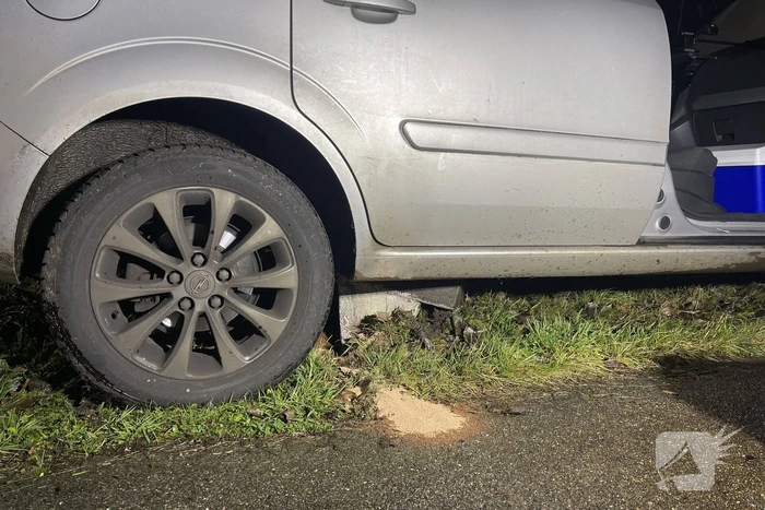 Maaltijdbezorger raakt met personenauto van de weg