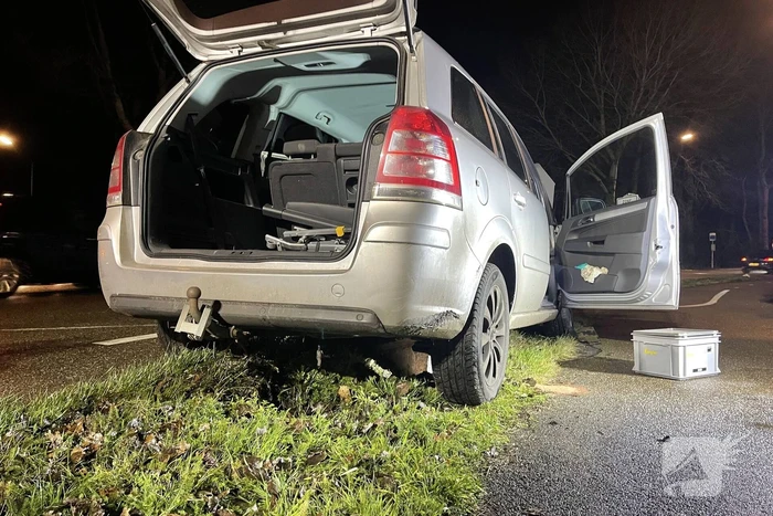 Maaltijdbezorger raakt met personenauto van de weg