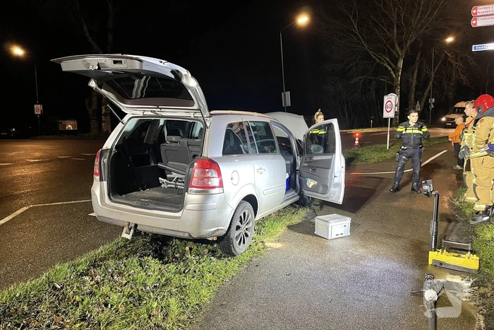 Maaltijdbezorger raakt met personenauto van de weg