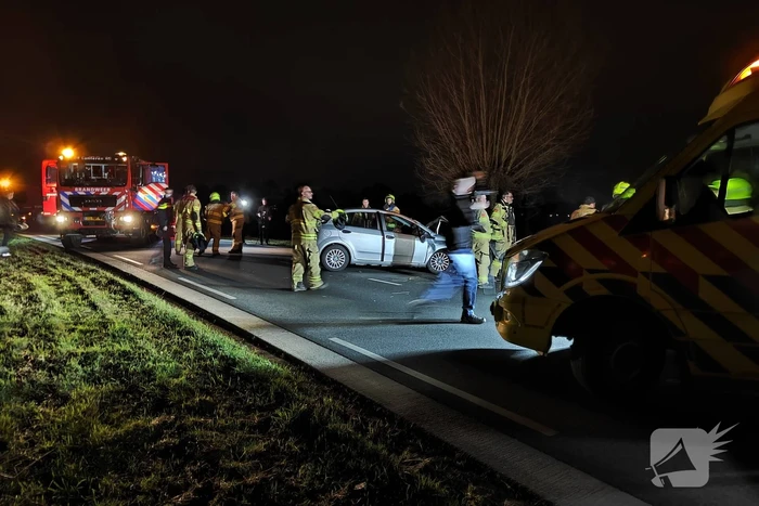 Flinke schade aan personenauto door botsing tegen boom