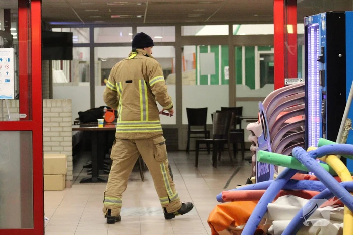 Brandweer pompt water uit kelder van zwembad Rivièrabad