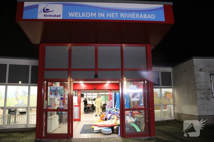 Brandweer pompt water uit kelder van zwembad Rivièrabad