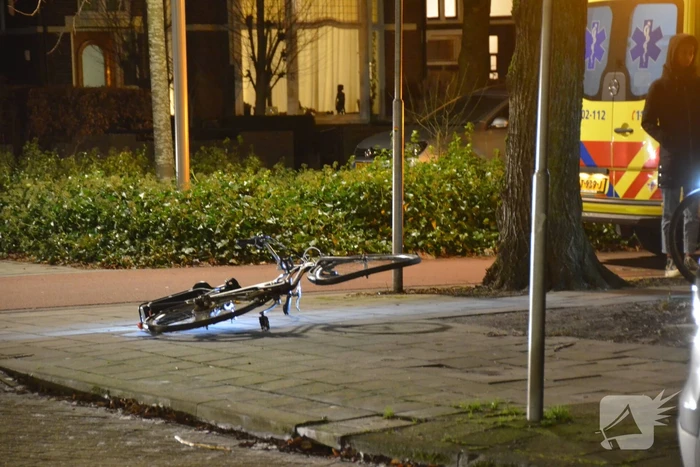 Fietser op e-bike in botsing met personenauto