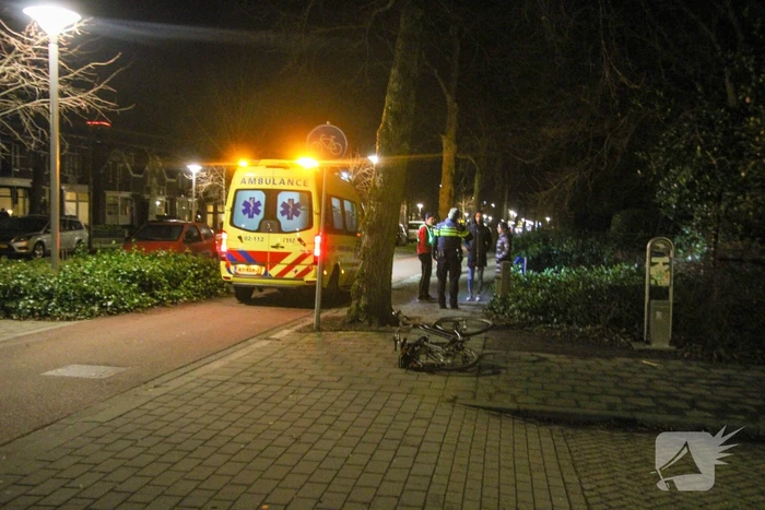 Fietser op e-bike in botsing met personenauto