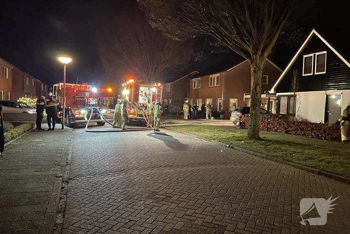 Brandweer blust brand in woning
