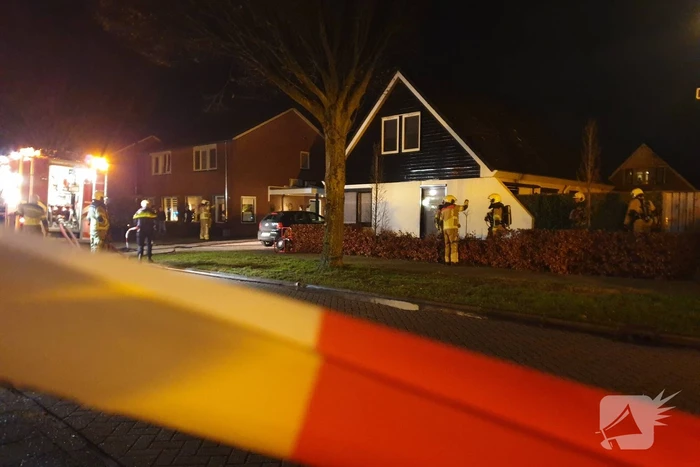 Brandweer blust brand in woning