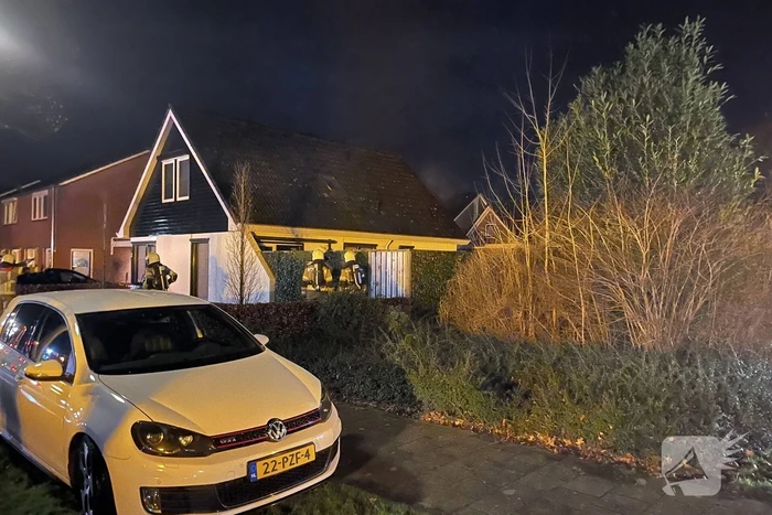 Brandweer blust brand in woning