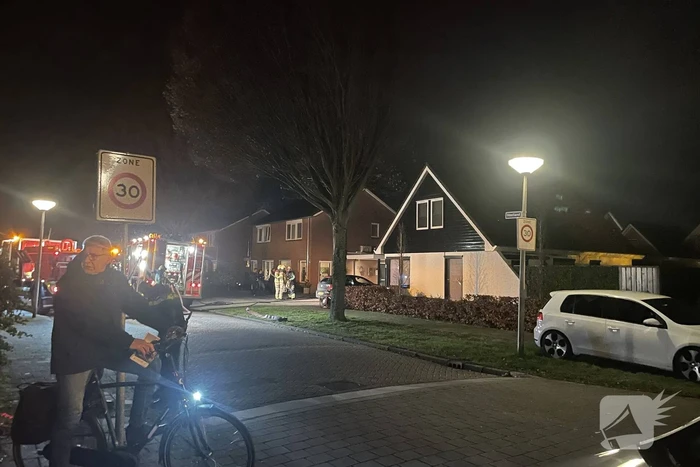 Brandweer blust brand in woning