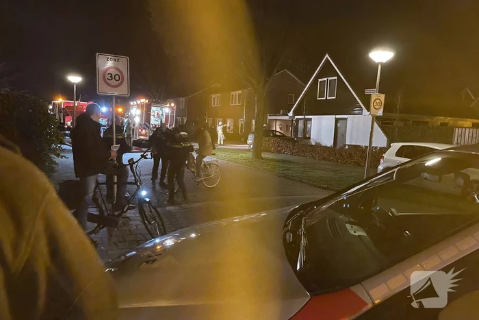 Brandweer blust brand in woning