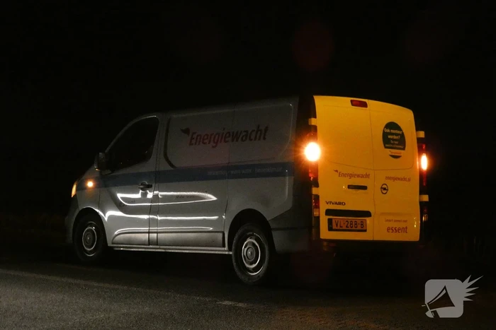 Schade aan bestelbus door botsing tegen boom