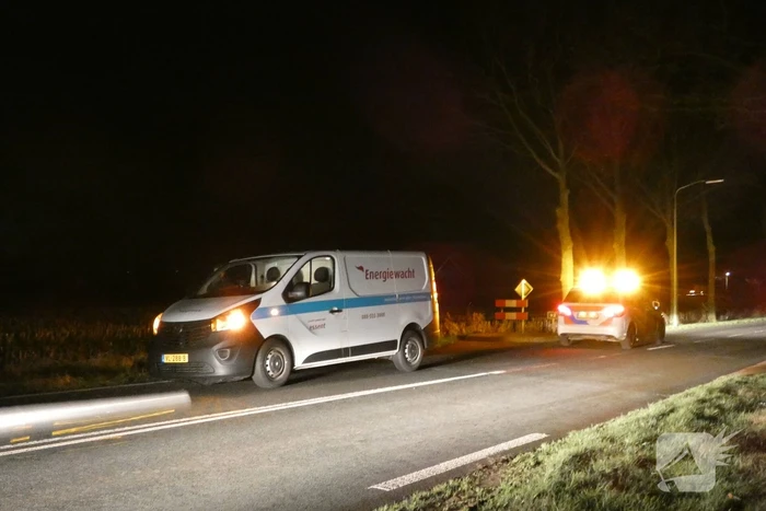 Schade aan bestelbus door botsing tegen boom