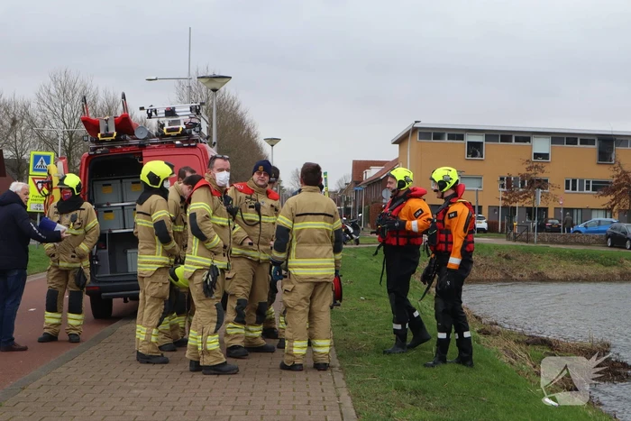 Zwaan met poot vast aan visdraad