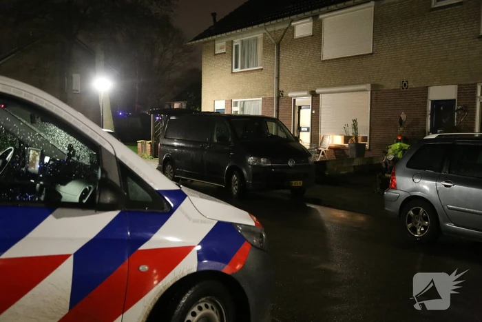 Politie valt panden binnen