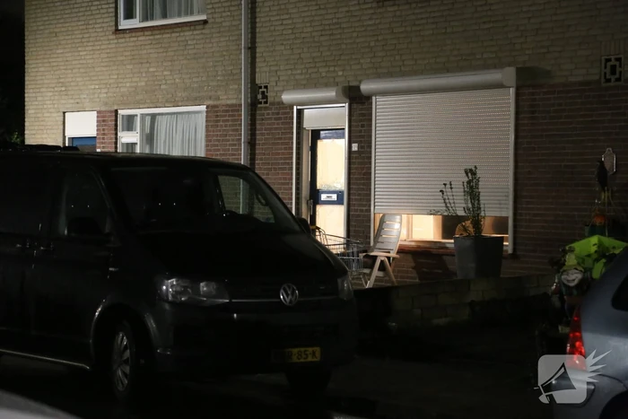 Politie valt panden binnen
