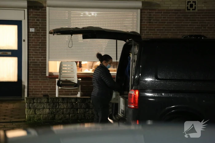 Politie valt panden binnen