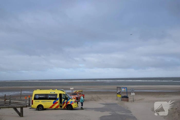Twee personen van zandbank gered