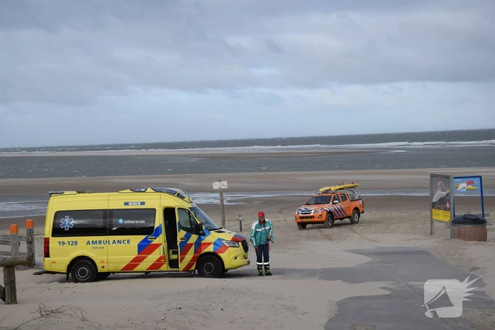 Twee personen van zandbank gered