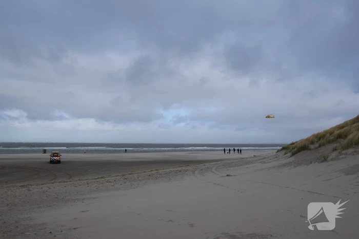 Twee personen van zandbank gered