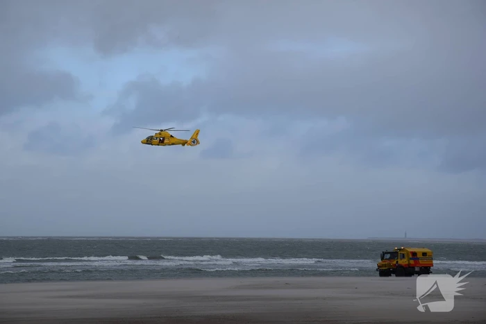 Twee personen van zandbank gered