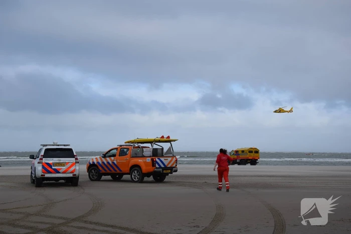 Twee personen van zandbank gered