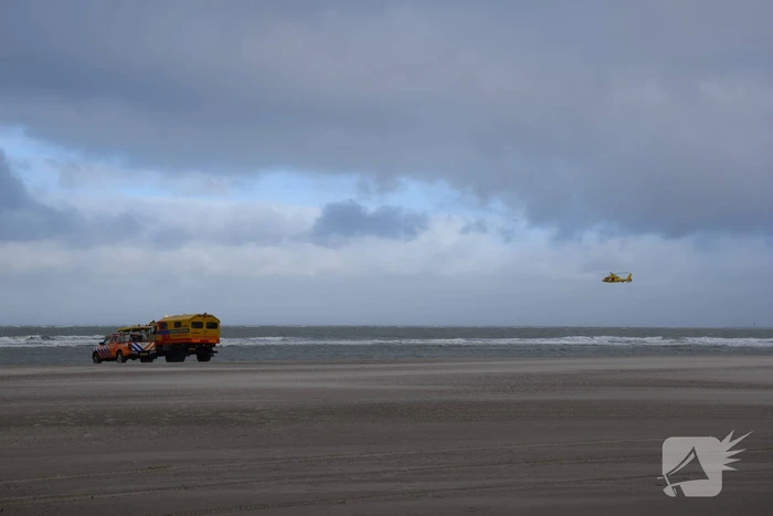 Twee personen van zandbank gered