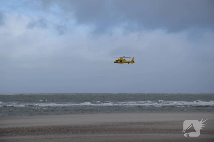 Twee personen van zandbank gered