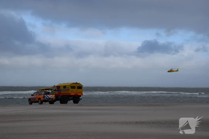 Twee personen van zandbank gered
