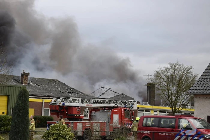 Enorme rookwolken bij zeer grote brand in leegstaand pand